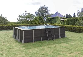 Piscine hors-sol en composite dans un jardin extérieur